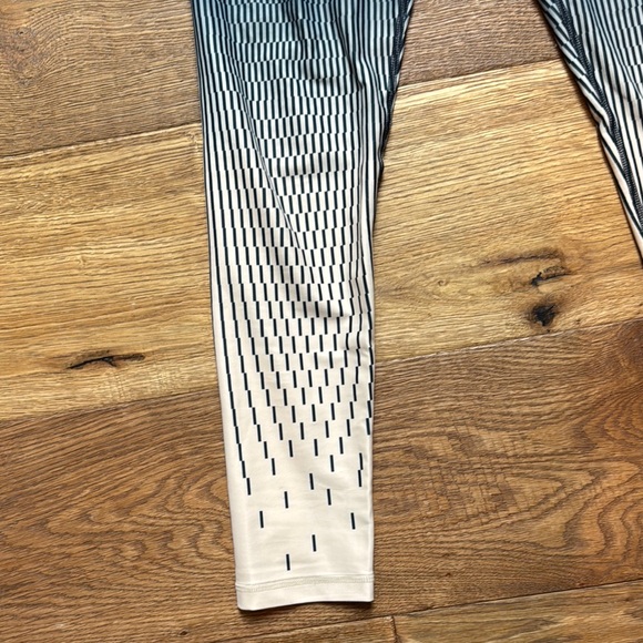 Carbon 38 Gradient Navy and Cream Leggings - Picture 3 of 6